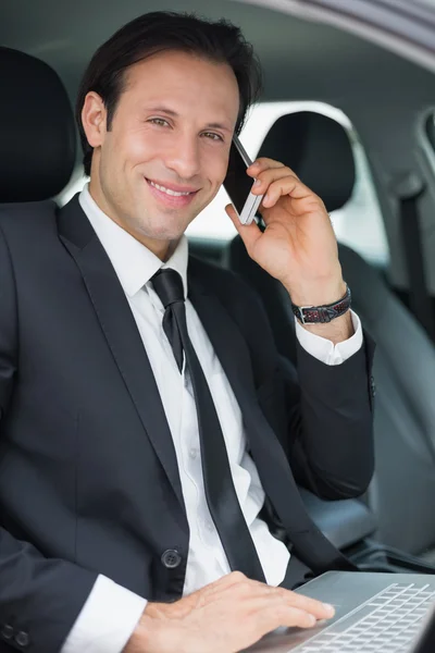 Empresario trabajando en el asiento del conductor —  Fotos de Stock