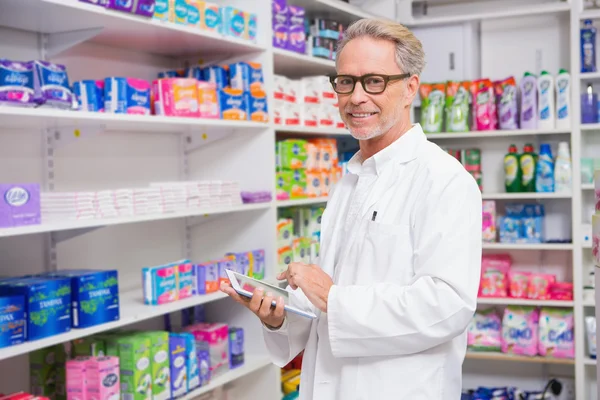 Senior farmaceut med hjälp av TabletPC — Stockfoto