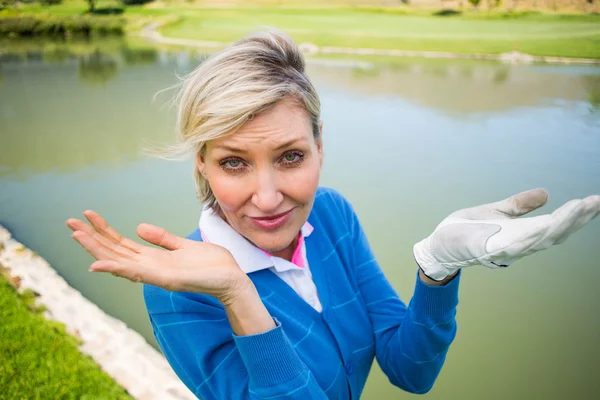 Feminino golfista preocupado à procura de bola de golfe — Fotografia de Stock