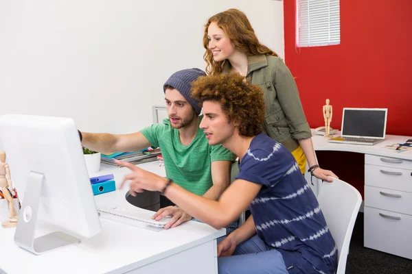 Team kijken naar het scherm van de computer in kantoor — Stockfoto