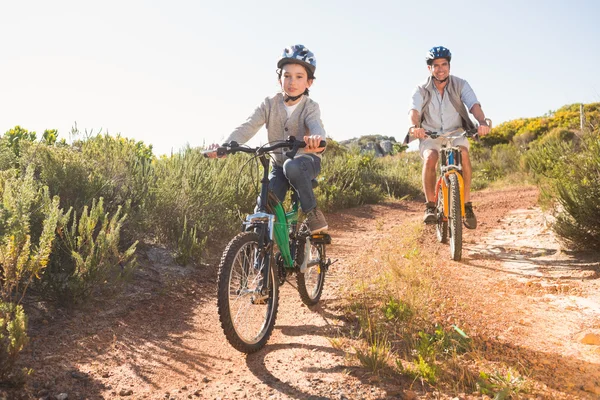 Far och son på en cykeltur — Stockfoto