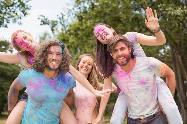 Happy vänner omfattas av pulverfärg — Stockfoto