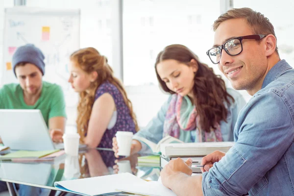 Modestudenten arbeiten als Team — Stockfoto