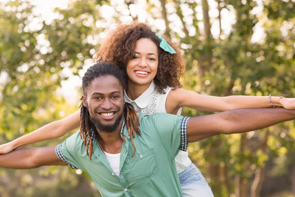 Linda pareja en el parque — Foto de Stock