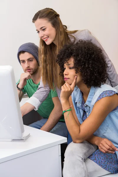 Equipa a trabalhar na secretária do computador — Fotografia de Stock