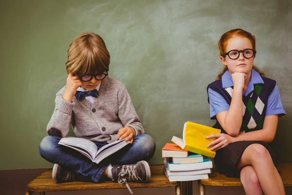 Niños con pila de libros en el aula —  Fotos de Stock