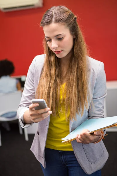 Geschäftsfrau SMS im Büro — Stockfoto