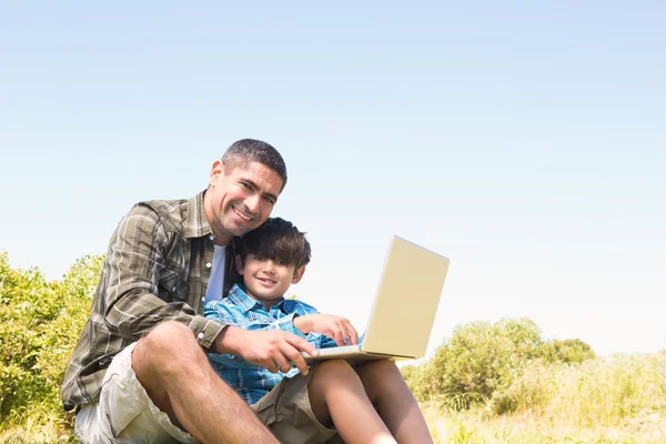 Vader en zoon op het platteland — Stockfoto