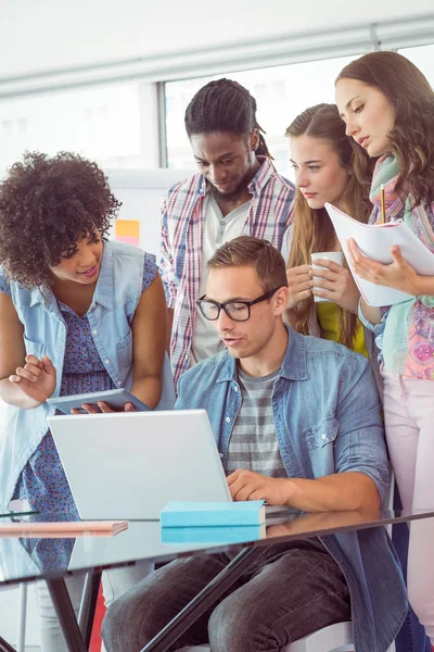 Estudantes de moda trabalhando em equipe — Fotografia de Stock