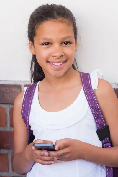 Netter Schüler mit Handy — Stockfoto