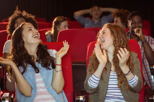 Jonge vrienden kijken naar een film — Stockfoto