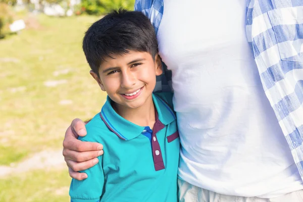 Pai e filho no campo — Fotografia de Stock