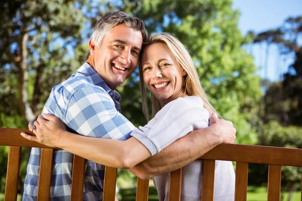 Pareja relajándose en el parque en el banco — Foto de Stock