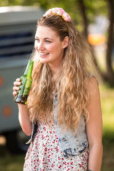 Pretty hipster drinking bottle of beer — Stock Photo, Image