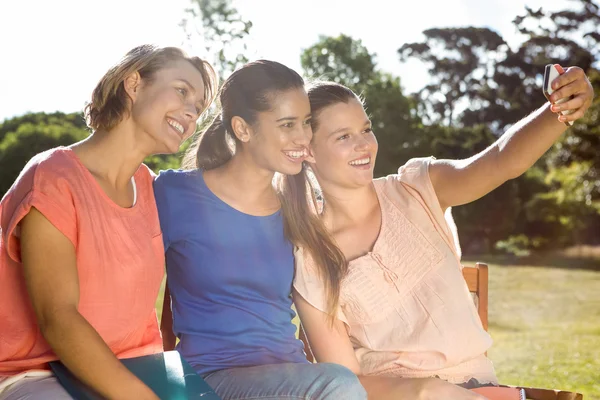 Estudantes tirando selfie fora no campus — Fotografia de Stock