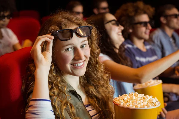 Unga vänner tittar på 3d film — Stockfoto