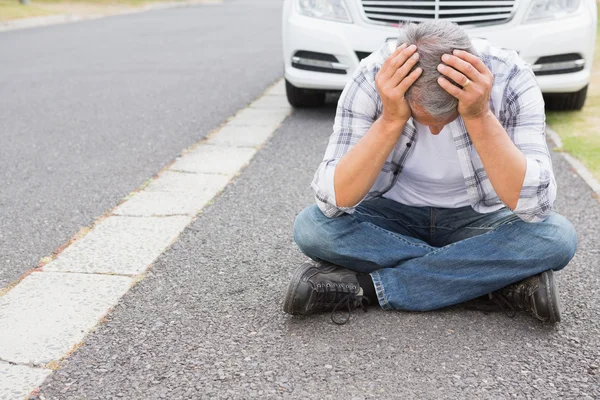 Homme stressé assis sur le sol — Photo