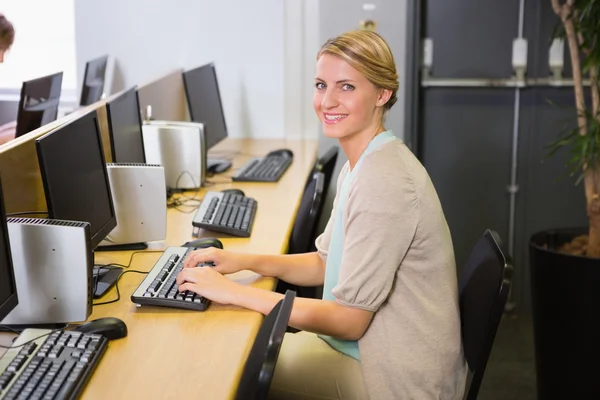 Studente che lavora al computer in classe — Foto Stock