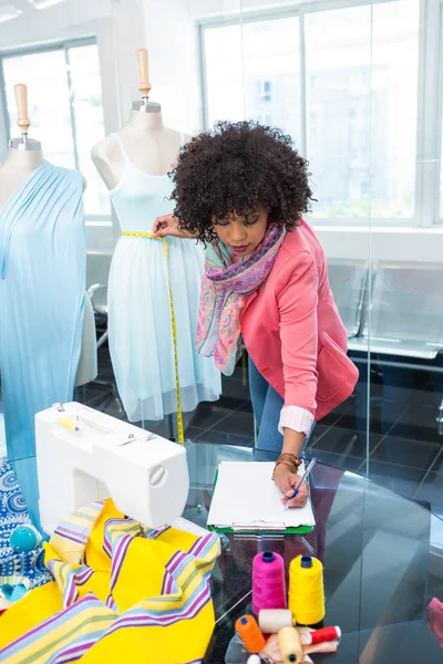 Modedesignerin bei der Arbeit — Stockfoto