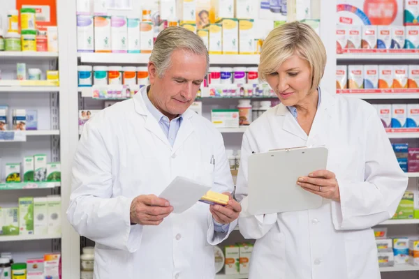 Equipo de farmacéuticos sonrientes hablando de medicamentos — Foto de Stock