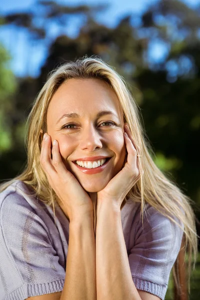 Bonita rubia sonriendo en el parque — Foto de Stock