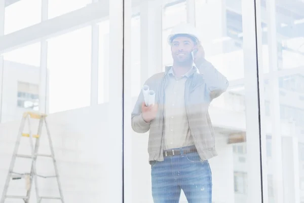 Architekt, používání mobilního telefonu v úřadu — Stock fotografie