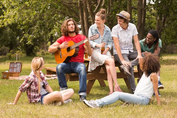 Amigos felizes no parque — Fotografia de Stock