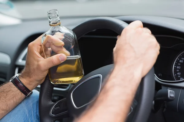 Hombre bebiendo alcohol mientras conduce — Foto de Stock