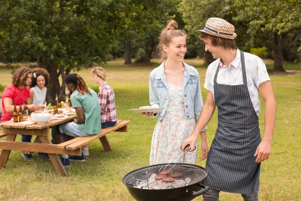 Szczęśliwy przyjaciół w parku o grill — Zdjęcie stockowe