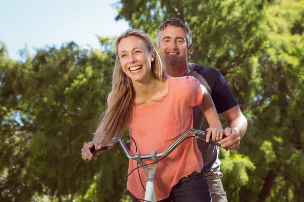 Pareja feliz en un paseo en bicicleta — Foto de Stock