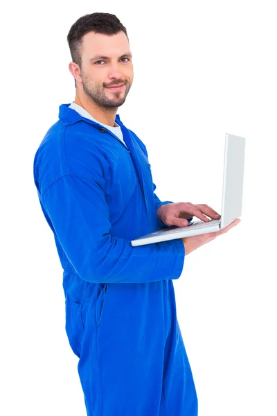 Happy mechanic using laptop — Stock Photo, Image