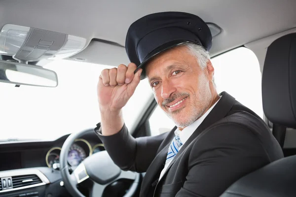 Przystojny szofer uśmiecha się do kamery — Zdjęcie stockowe