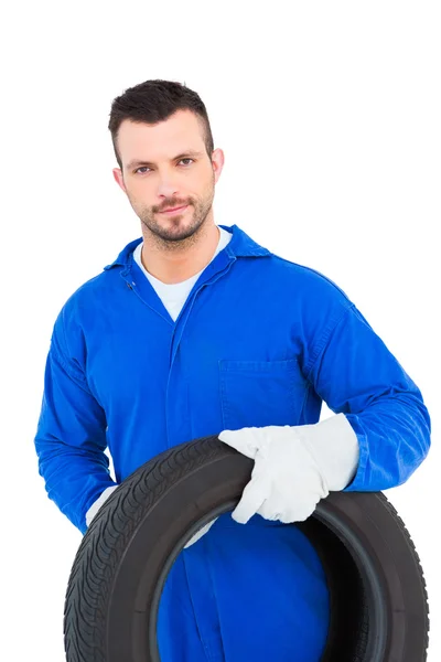 Lächelnder männlicher Mechaniker mit Reifen — Stockfoto