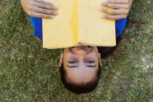 Mooie vrouw lezen in het park — Stockfoto