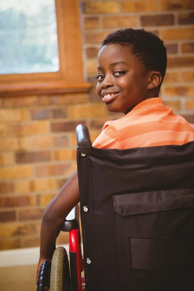 Retrato de lindo niño sentado en silla de ruedas — Foto de Stock