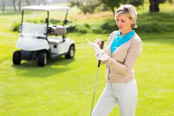 Golfer steht auf dem Putting Green — Stockfoto