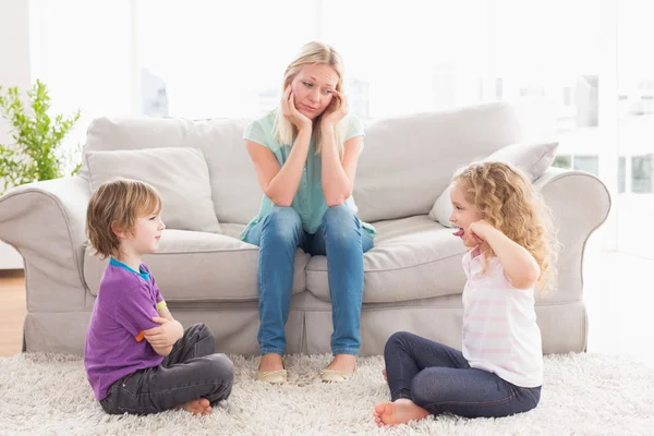 Verärgerte Mutter schaut Kinder an — Stockfoto