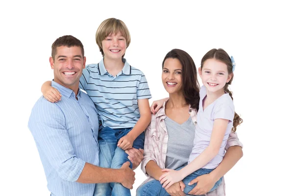 Glückliche Eltern, die ihre Kinder über weißen Hintergrund tragen — Stockfoto