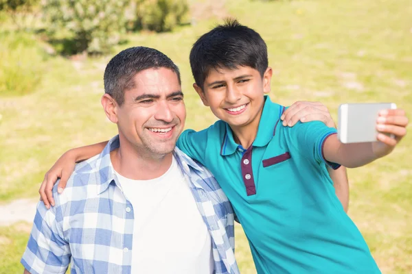 Padre e hijo tomando selfie — Foto de Stock