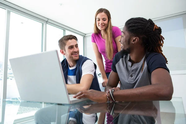 Equipo creativo usando el ordenador portátil — Foto de Stock