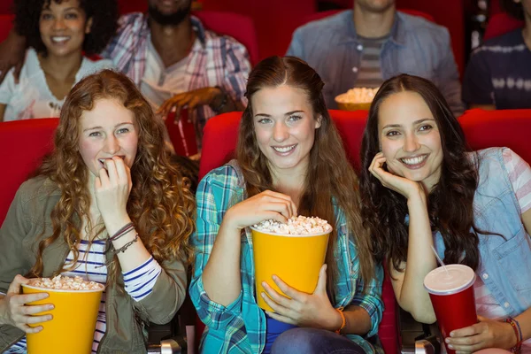 Jovens amigos assistindo um filme — Fotografia de Stock