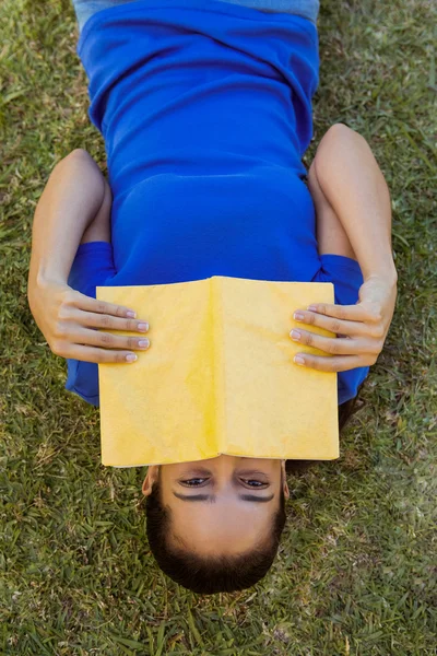 Mooie vrouw lezen in het park — Stockfoto