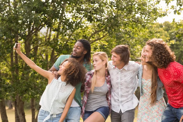 Glückliche Freunde im Park machen Selfie — Stockfoto