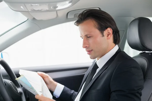 Businessman reading a map — Stock Photo, Image