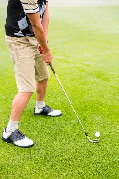 Golfista alineando su tiro —  Fotos de Stock