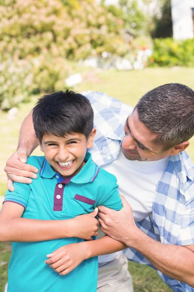 Padre e hijo en el campo —  Fotos de Stock