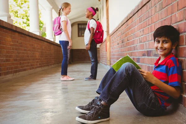 Schooljongen met vrienden op achtergrond op school corridor — Stockfoto