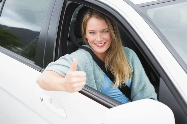 Felice donna seduta in driver pollice del sedile verso l'alto — Foto Stock