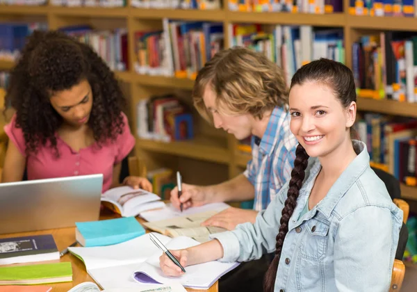 Studenten huiswerk in bibliotheek — Stockfoto