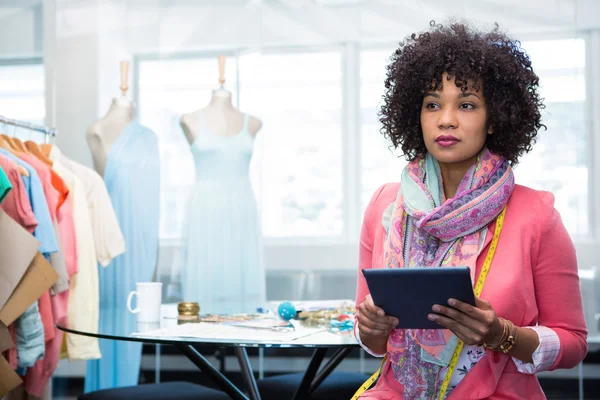 Diseñadora de moda femenina usando tableta digital — Foto de Stock